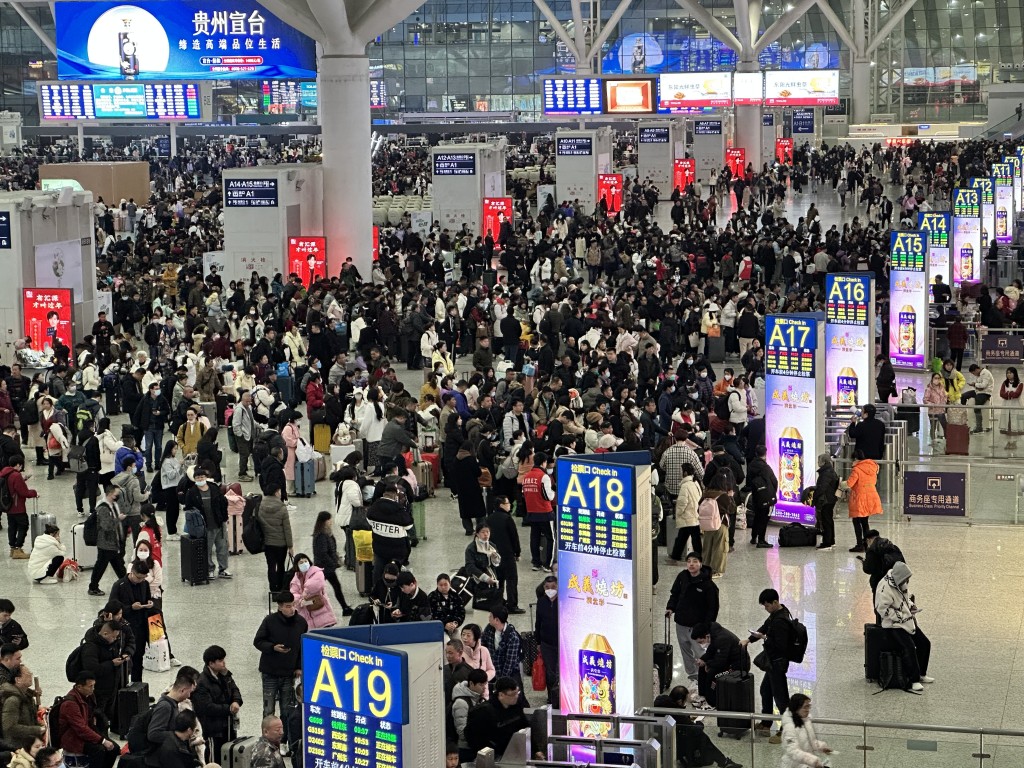 天氣回暖，高鐵恢復正常運行。圖為深圳高鐵站。