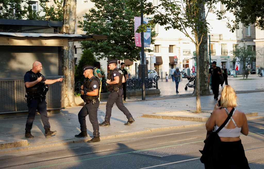 軍警在巴黎街道巡邏。路透社