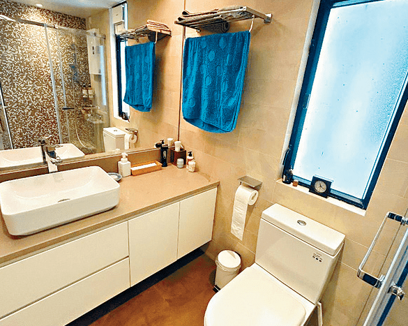 浴室設有大玻璃鏡，方便住客日常整理儀容。