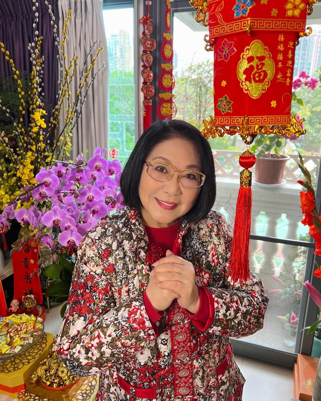 司棋姐向大家拜年：「新年好！祝大家龍年順景！萬事如意！生意興隆！財源滾滾！身體健康！龍精虎猛！恭喜恭喜！」