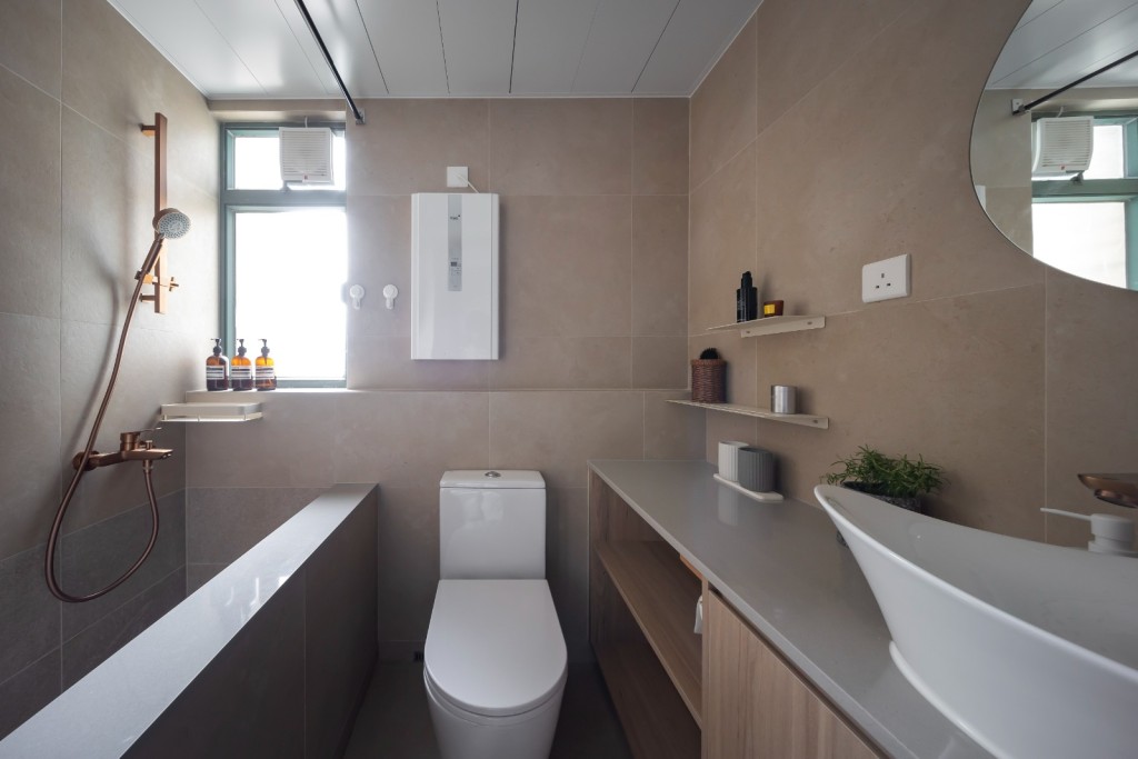 这样改动后，浴室由正方形变成长方形，明确划分成淋浴、坐厕，以及洗手三个空间。