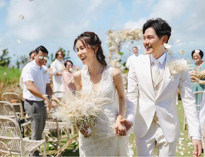 两人在峇里岛补办婚礼。 