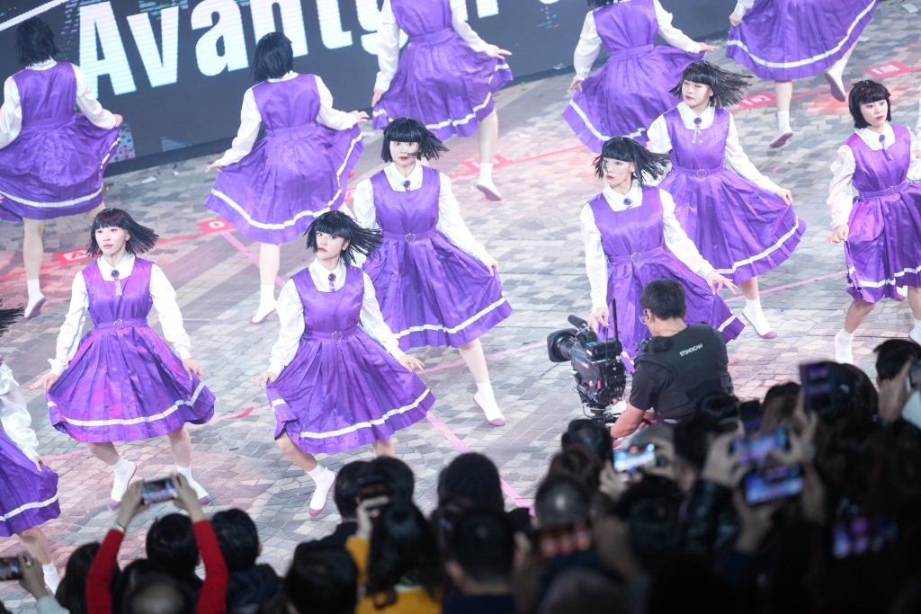 日本當紅女子舞團Avantgardey亮相，表演YOASOBI大熱歌曲《IDOL》。