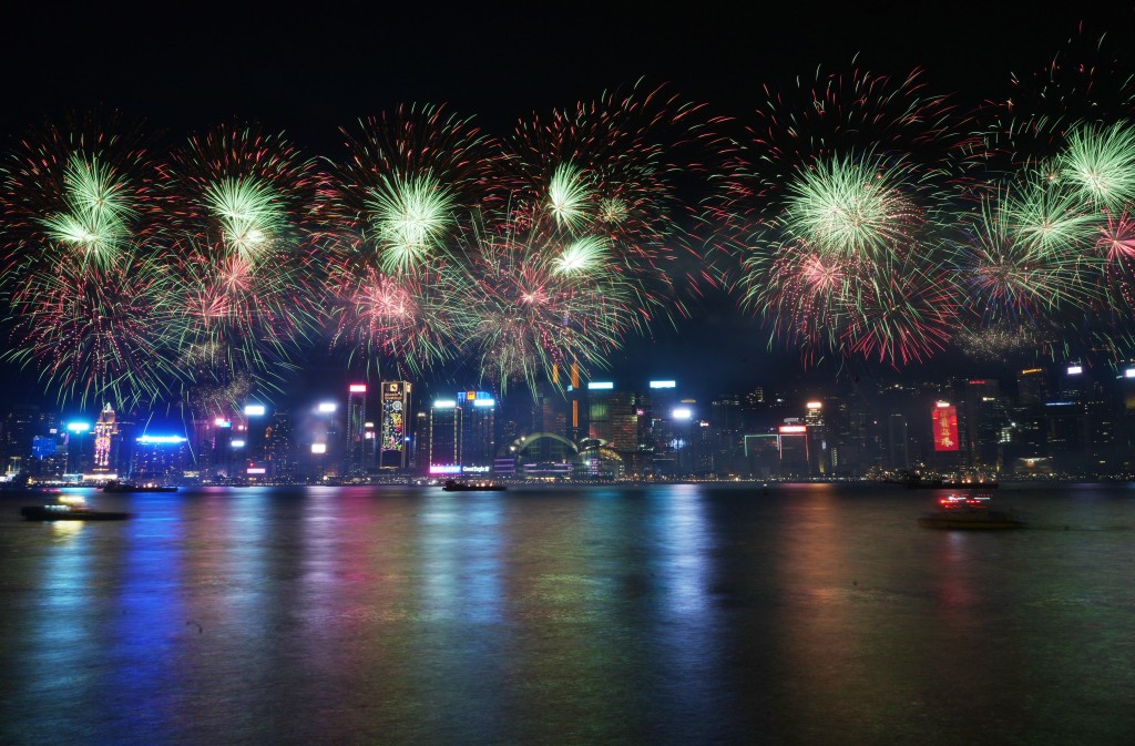 賀歲煙花在維港上空綻放。劉駿軒攝