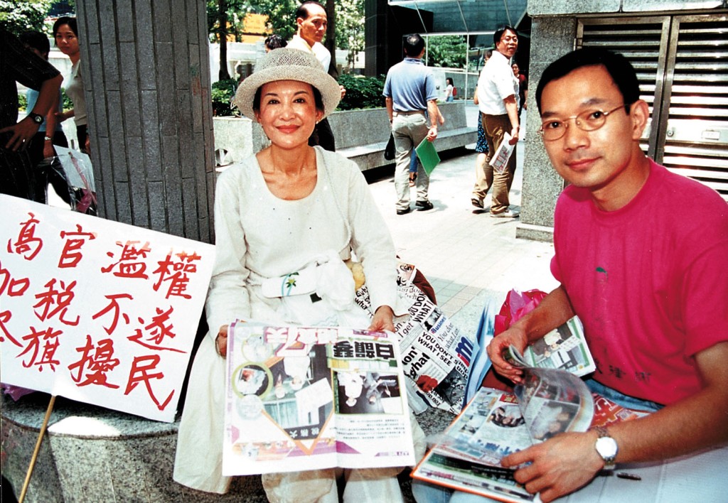 白韻琹2001年因逃稅被捕，曾在稅局門外絕食抗議7日，更不支暈倒，後來她被判囚3個月及罰款20萬元。