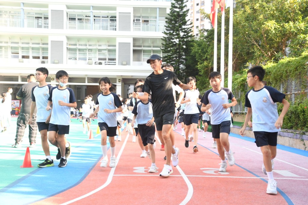 大迫傑與學生一起跑步。 本報記者攝
