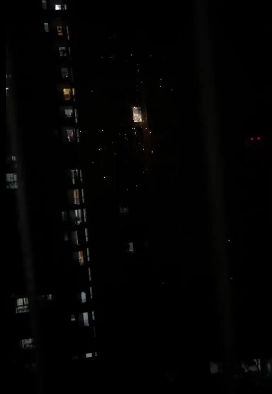廣州某屋苑的高層無人住戶遭煙花擊中起火。影片截圖
