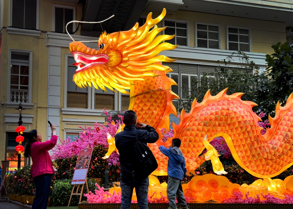 香港灣仔利東街以長8米的巨龍裝飾賀新年。中新社