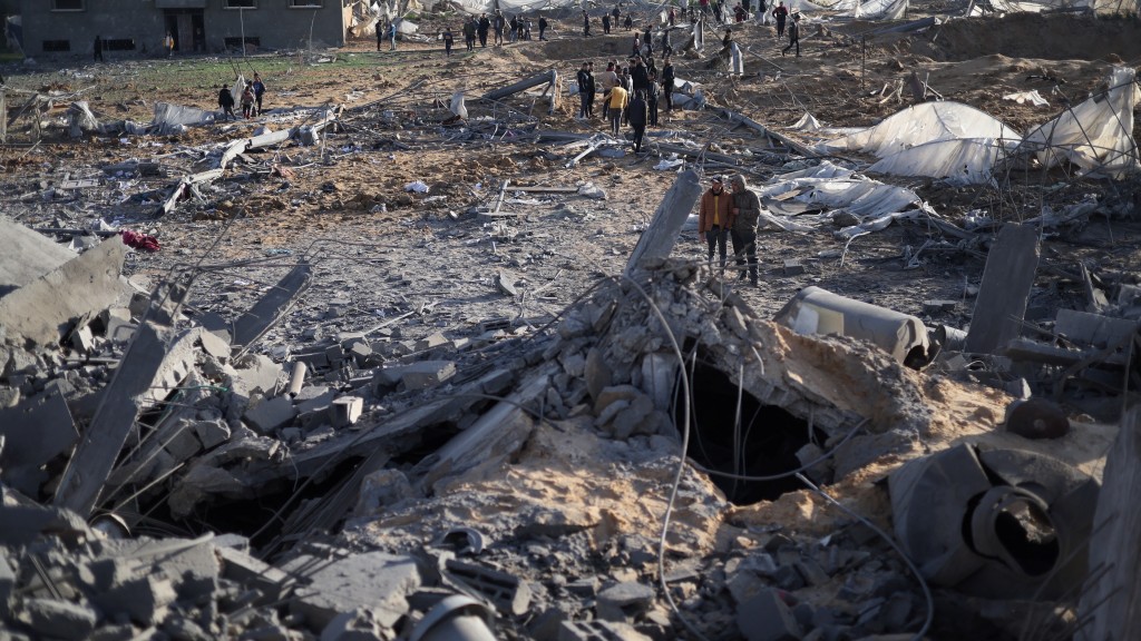 以軍空襲加沙拉法，巴勒斯坦民眾檢視被炸毀的房屋。 路透社