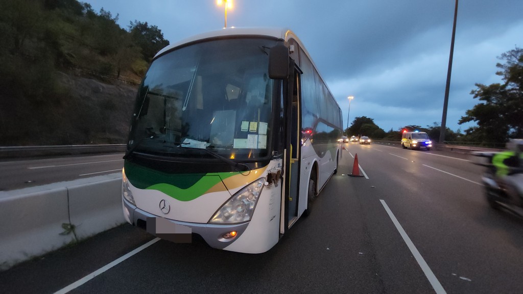 旅遊巴右邊車頭損毀。黎志偉攝