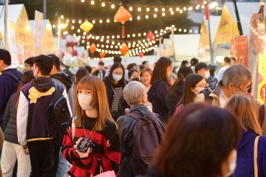 「龍騰觀塘新春夜市」開幕，吸引不少市民到場。歐樂年攝