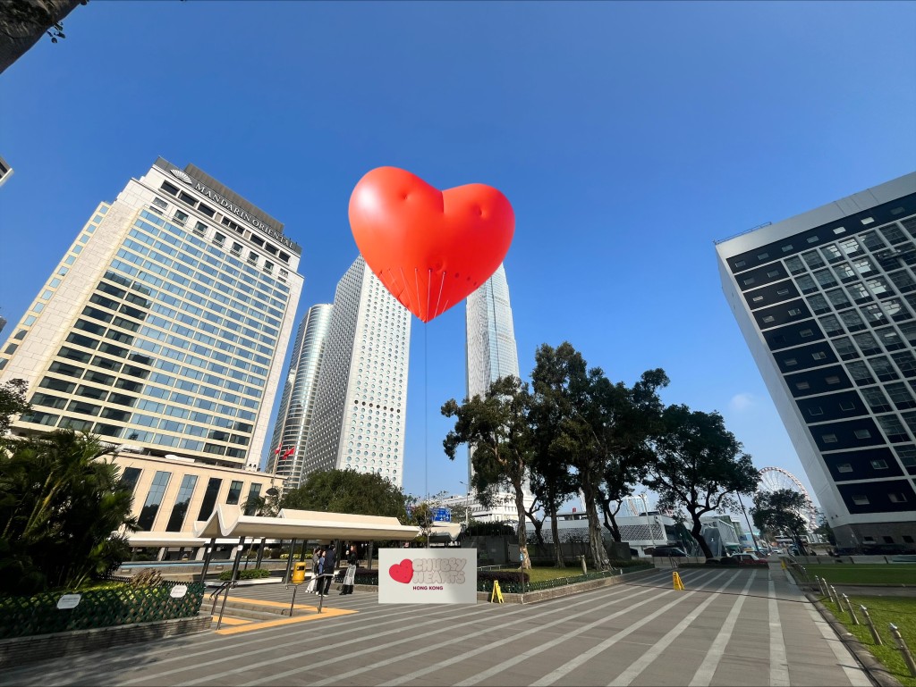 Chubby Hearts系列中體積最大的全新作品將於香港中環皇后像廣場花園首次亮相，其直徑達12米。