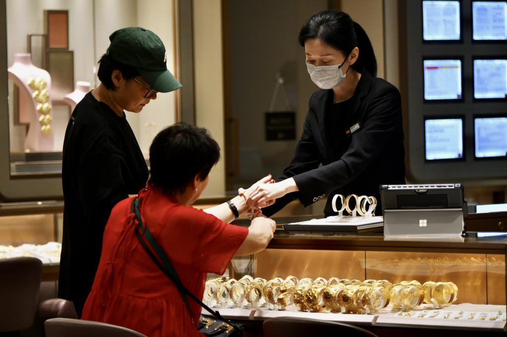 過去零售業吃團年飯大多分「頭尾輪」，現時酒樓早打烊會分兩日吃。