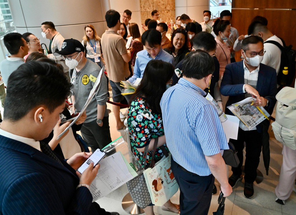 人龍絡繹不絕，氣氛熱鬧