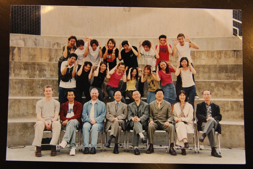陸駿光（二排左一）於香港演藝學院畢業，鍾景輝（前排左四）是當時的導師。