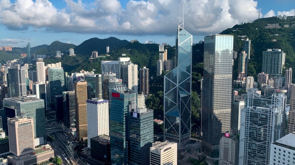 昨日巿傳有大型銀行通知地產代理，暫停接受無香港身分證的內地客按揭申請