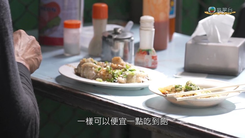 《東張西望》更介紹油塘東源街熟食市場的潘記飯檔。