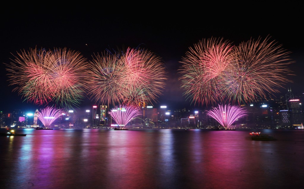 賀歲煙花在維港上空綻放。劉駿軒攝