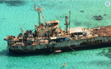 仁愛礁︱菲方派民船向「坐灘」軍艦運送生活物資　中國海警「全程監管」