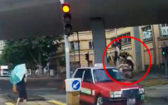 車Cam直擊｜港男跑步衝紅燈捱的士撞  打空翻受傷倒地