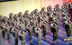 央視春晚︱解放軍作戰部隊首登台  帶槍演唱軍歌《決勝》