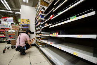 大批市民到超市搶購，食品貨架被搶清空。