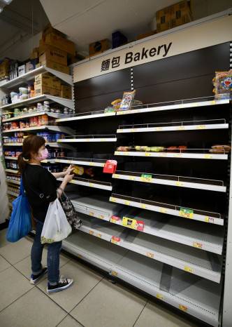 大批市民到超市搶購，食品貨架被搶清空。