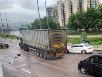 吐露港公路往上水方向近香港教育大學運動中心早上發生車禍。網民Ming So圖片