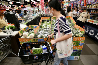 大批市民到超市搶購，食品貨架被搶清空。