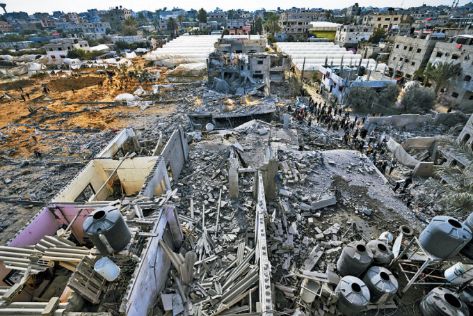 加沙南部拉法市數棟房屋周一凌晨遭以軍炸毀，據稱2名以色列人質被扣押在此處。　