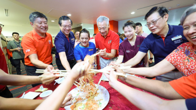 李顯龍除夕時落區向醫護人員拜年。社交平台X