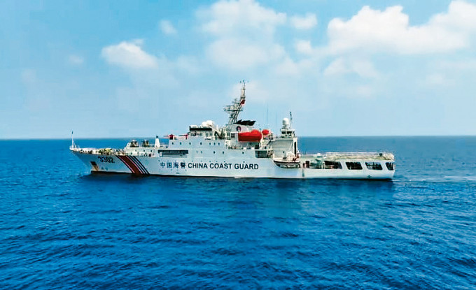 中國海警船在黃岩島附近訓練。