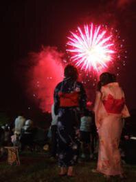 すぐ近くで夜空に打ちあがる花火は壮観