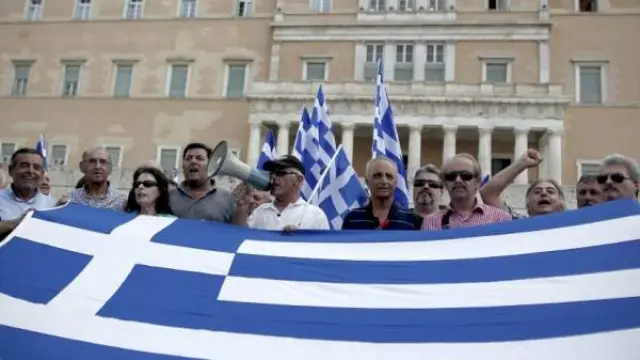 Militares jubilados gritan lemas durante una protesta contra las medidas de austeridad y las reformas acometidas por el gobierno, frente al Parlamento en Atenas, Grecia.