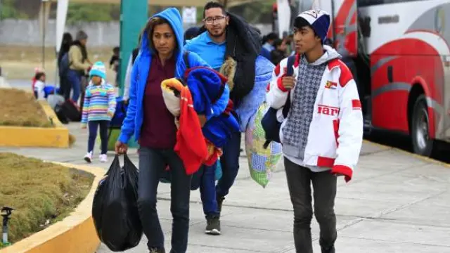 Venezolanos llegan al paso fronterizo entre Ecuador y Perú, en la zona fronteriza de Huaquillas (Ecuador).