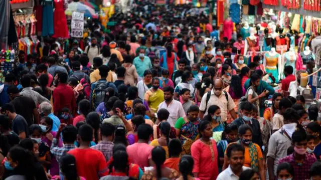 Imagen de una calle abarrotada en India.