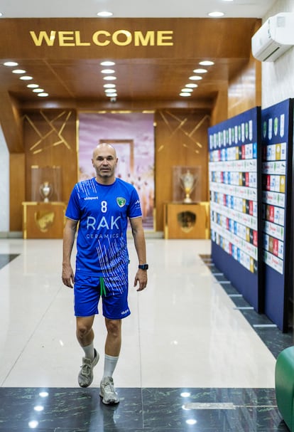 El exfutbolista del Barça y del Vissel Kobe, en las instalaciones del Emirates de Ras al-Jaimah, su actual club.