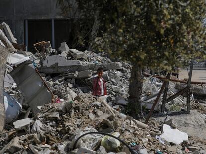 Un niño entre los escombros de una casa atacada por las tropas israelíes en el campo de refugiados de Al Nusairat, en Gaza el 12 de abril.