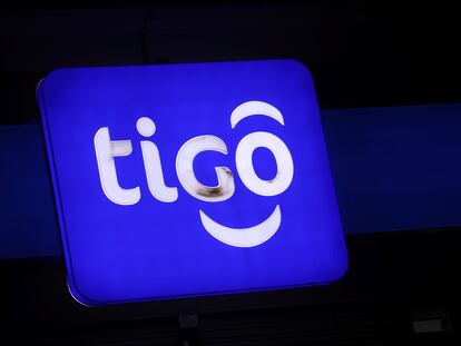 El logo de Tigo en una tienda en Bogotá (Colombia).