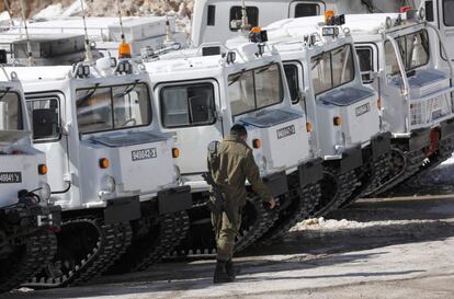 Un soldado israelí pasa junto a vehículos militares en el Monte Hermon, en los Altos del Golán, anexados a Israel.