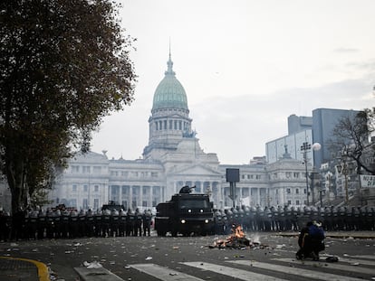 La policía acordona el Congreso mientras los legisladores debaten un proyecto de ley de reforma en Buenos Aires, (Argentina), el miércoles 12 de junio de 2024.