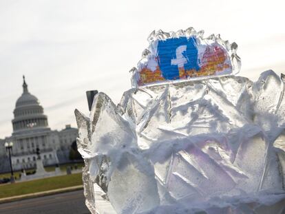 El grupo activista Sumofus.org ha colocado un trozo de hielo de 2.270 kilos con el logotipo de Facebook frente al Capitolio en Washington (EE UU) para protestar contra el papel de la red social en la promoción de la desinformación sobre el clima.