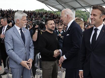 Volodímir Zelenski saluda a Joe Biden en presencia de Emmanuel Macron y Petr Pavel, este jueves en Saint-Laurent-sur-mer.