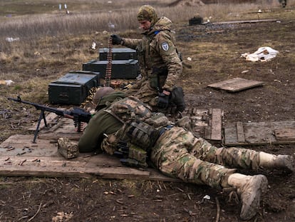 Militares ucranios entrenan cerca de la linea del frente, en la región de Donetsk en marzo.