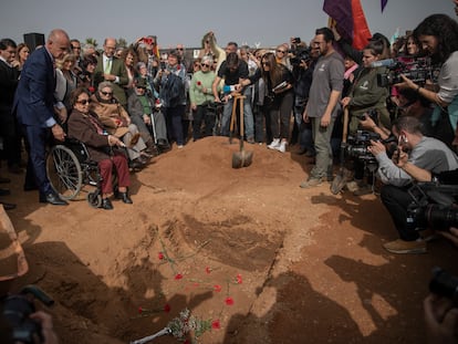 Acto conmemorativo ante la fosa común de Pico Reja (Sevilla) en febrero de 2023.