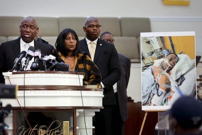 El abogado Ben Crump junto a los familiares de Tyre Nichols, durante una rueda de prensa el 27 de enero en Memphis. 