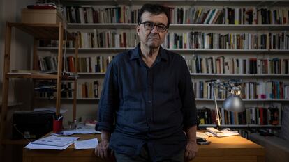 Javier Cercas, fotografiado en su casa de Verges (Girona), en julio de 2023.