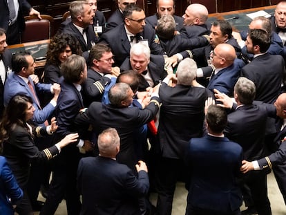 Pelea entre diputados, este miércoles en la Cámara en Roma.