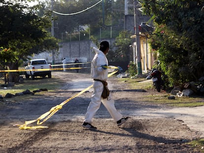 Un médico forense trabaja en el lugar donde fue asesinada una persona, en México, en marzo de 2023.