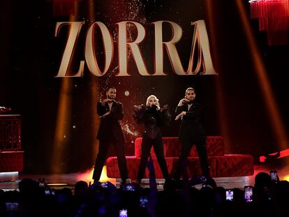 El dúo Nebulossa, presentando junto a sus bailarines el tema 'Zorra' en la primera semifinal del festival de Benidorm 2024.